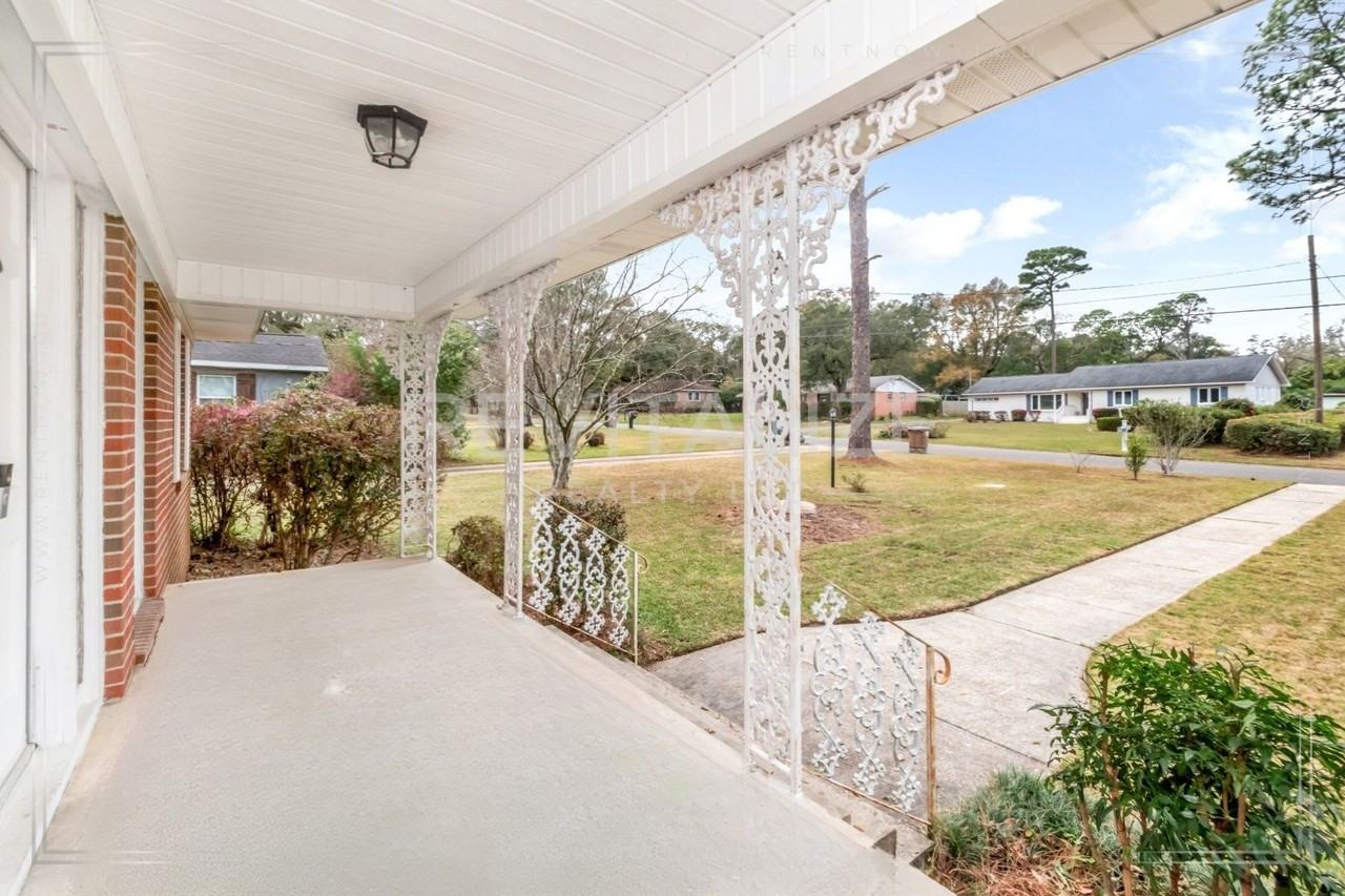 1017 Hillcrest Ln - Photo 6 of 39