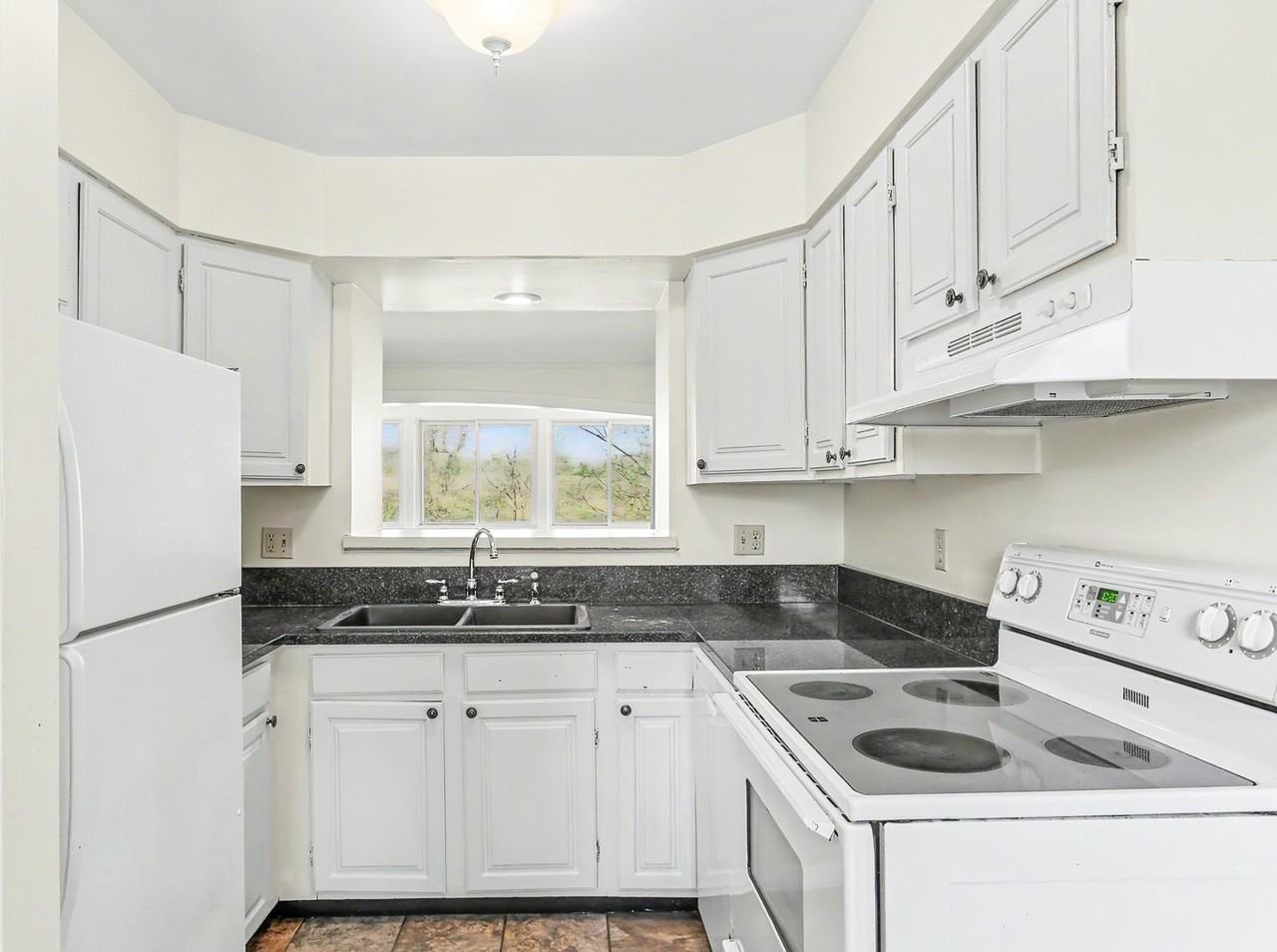 610 Colonial View Rd - Photo 6 of 21