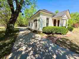 featured image of 202 S Lahoma Ave