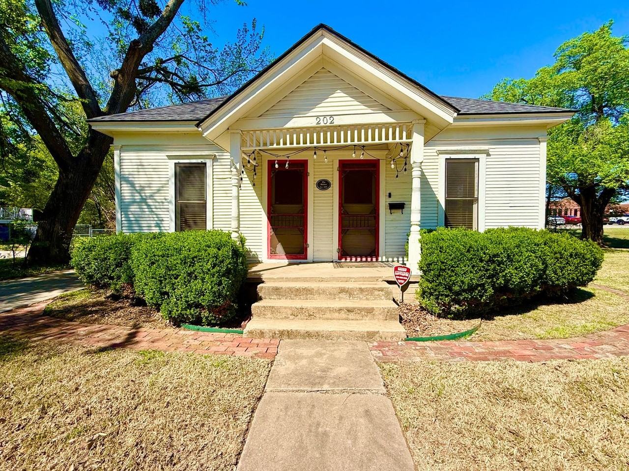 202 S Lahoma Ave - Photo 3 of 21