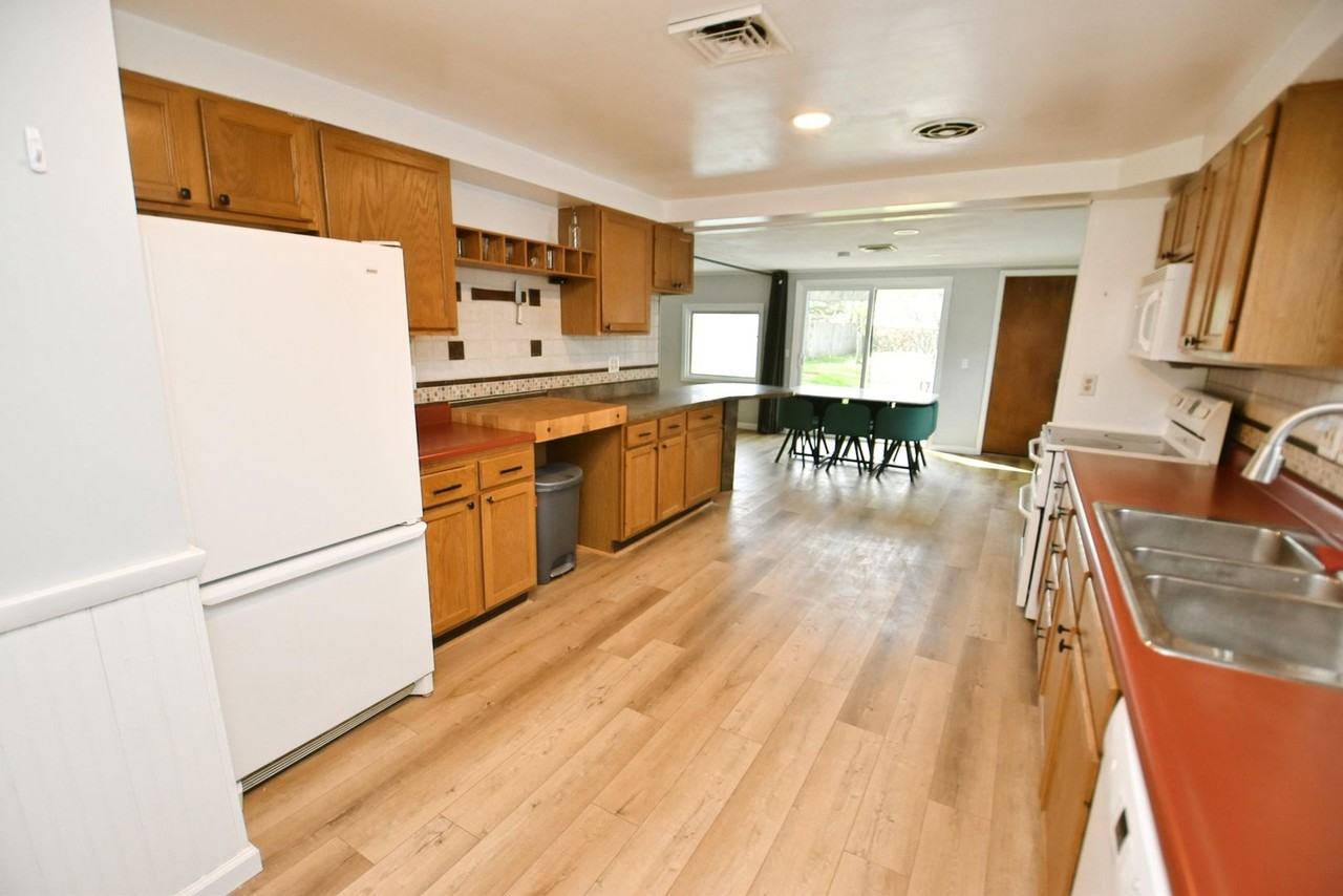 2218 E Washington St - Photo 4 of 23