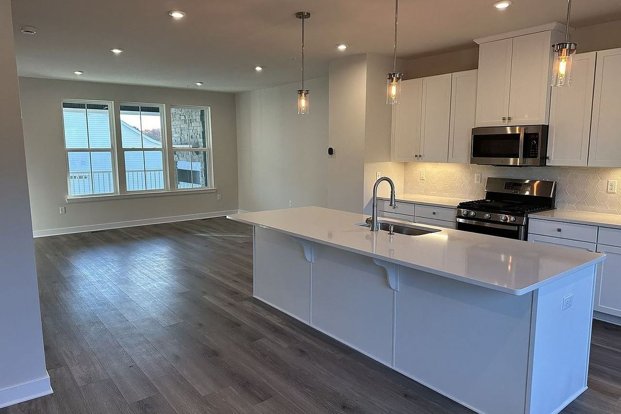 104 S Durham Dr - Photo 4 of 12