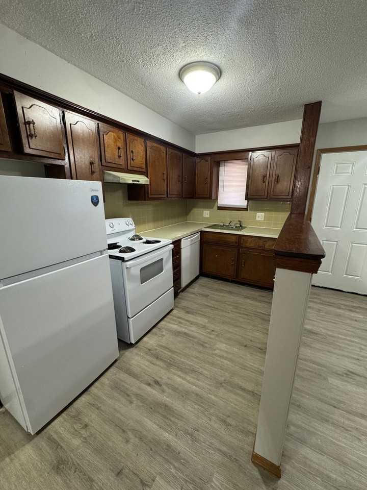 928 Crutcher Apartments - Photo 4 of 16