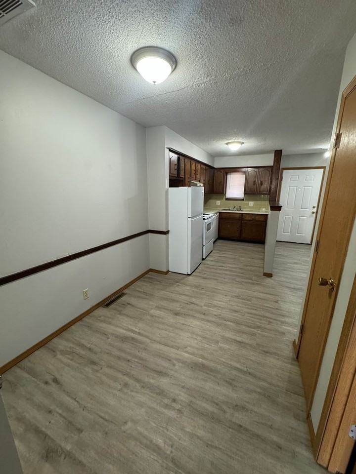 928 Crutcher Apartments - Photo 5 of 16