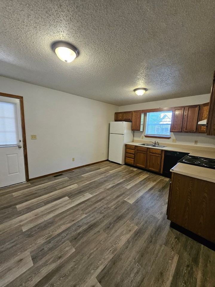 725 Empire Ave - Photo 5 of 15