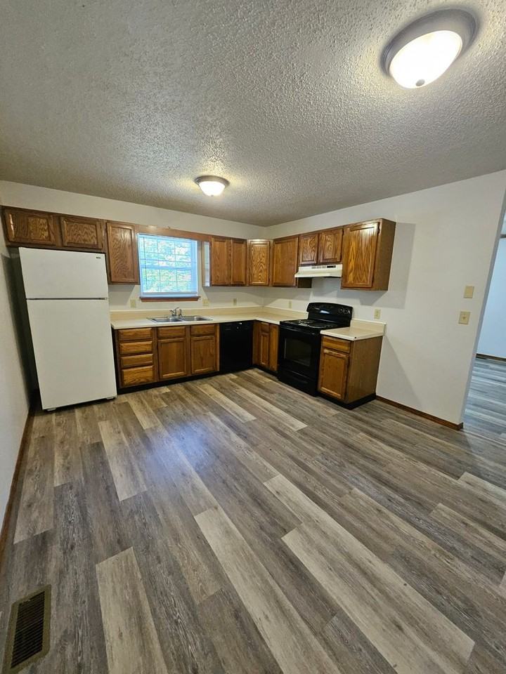 725 Empire Ave - Photo 6 of 15