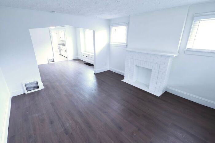 1313 Coventry St - Photo 2 of 11