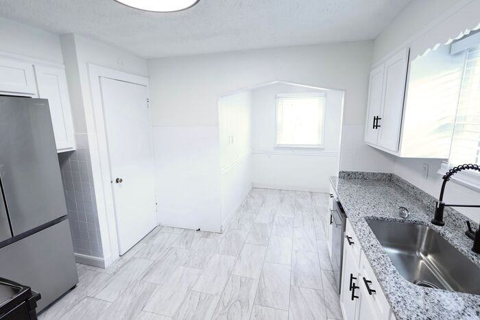 1313 Coventry St - Photo 6 of 11