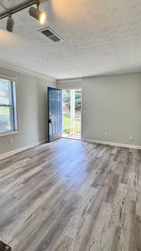 3231 Highpoint Ct - Photo 5 of 24