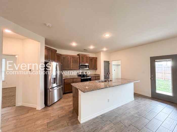 2215 Hornbeam St - Photo 3 of 20