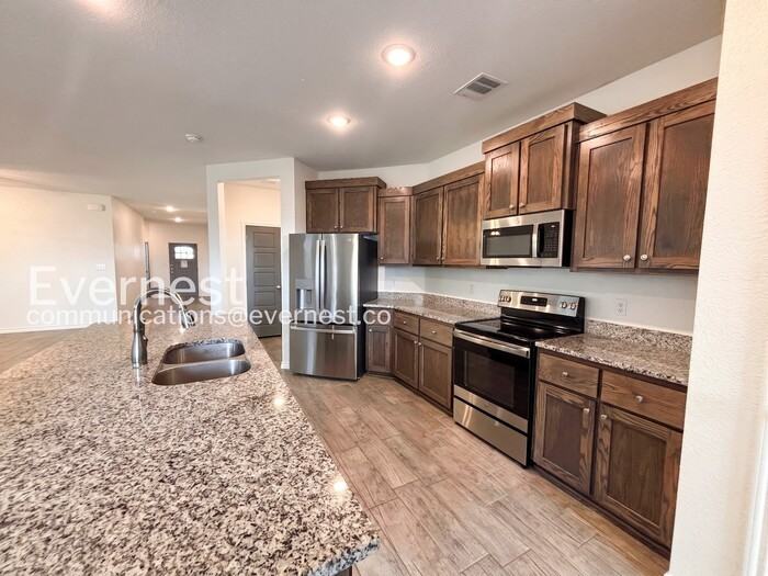 2215 Hornbeam St - Photo 4 of 20