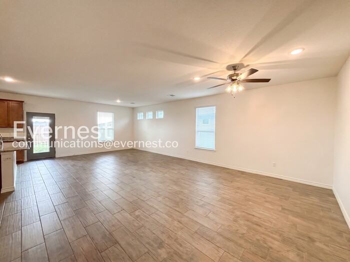 2215 Hornbeam St - Photo 5 of 20