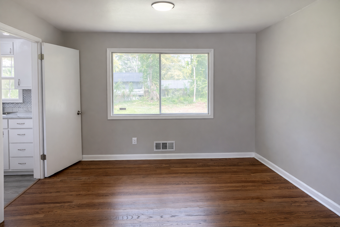 1290 Teakwood Trl - Photo 7 of 16