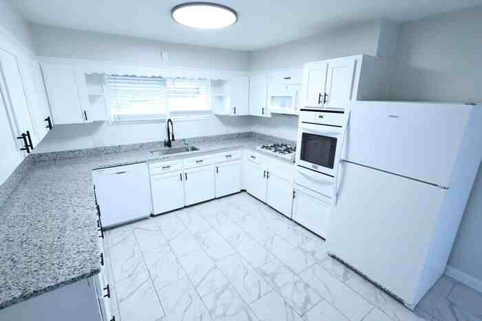 894 Sutherland Ave - Photo 4 of 15