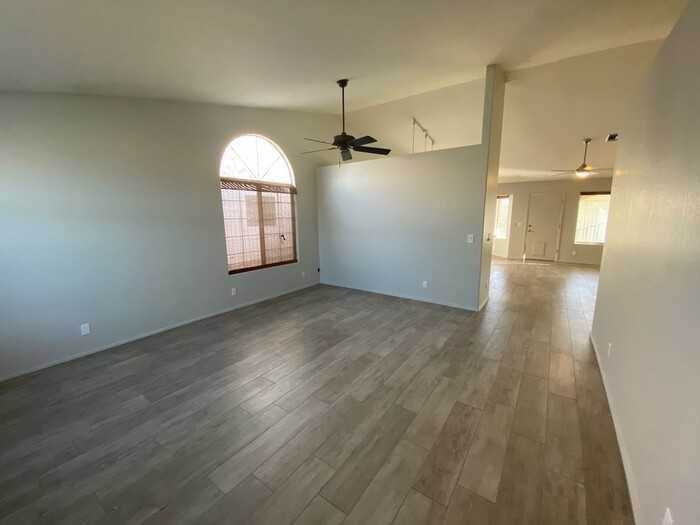 2057 E Devon Rd - Photo 3 of 15