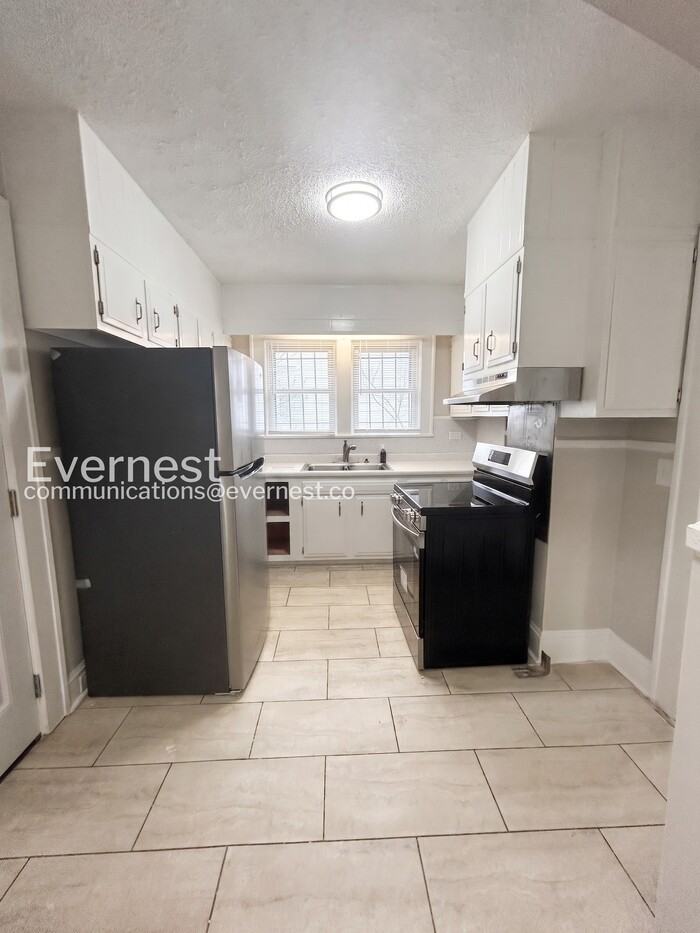 856 N Cameron Ave - Photo 3 of 22