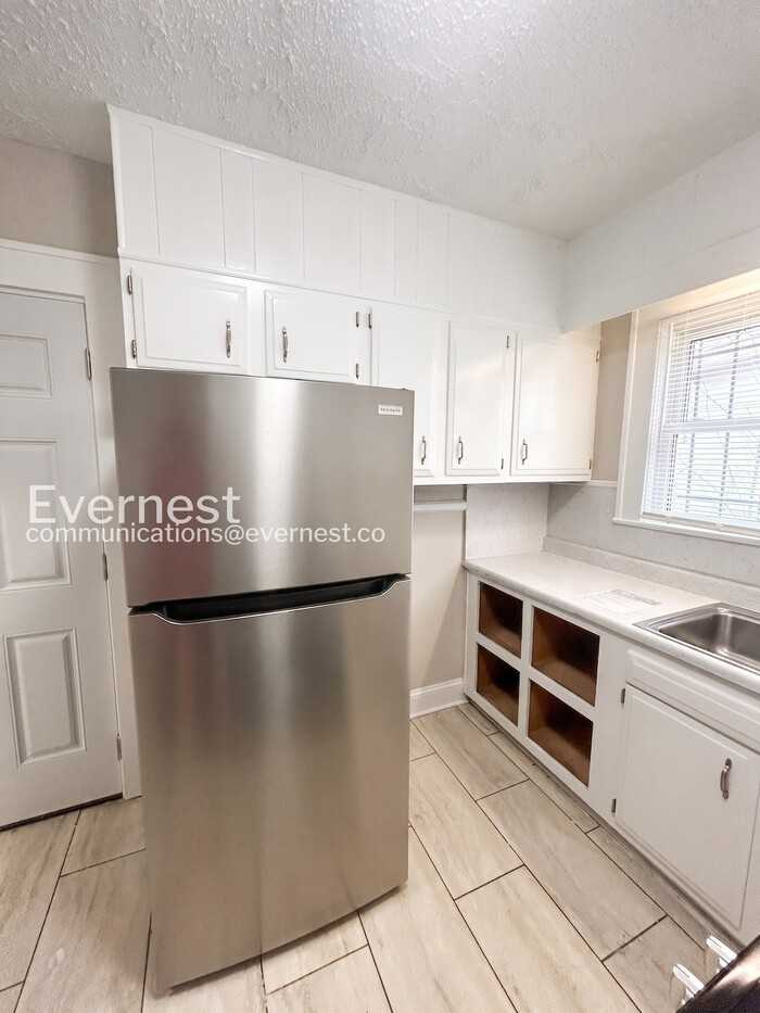 856 N Cameron Ave - Photo 4 of 22