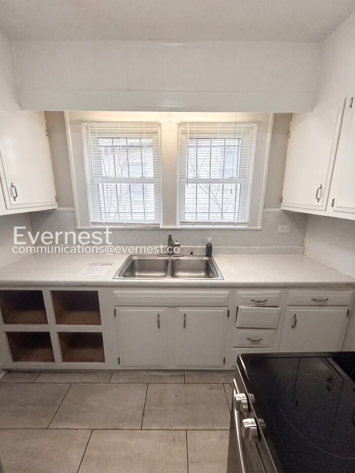 856 N Cameron Ave - Photo 6 of 22