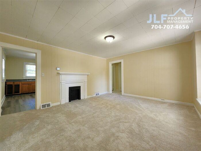 193 Hoover Ave Ne - Photo 3 of 12