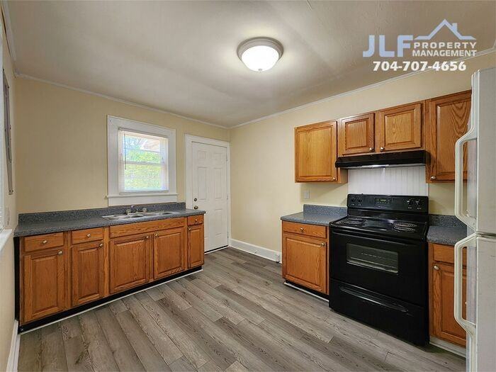 193 Hoover Ave Ne - Photo 4 of 12