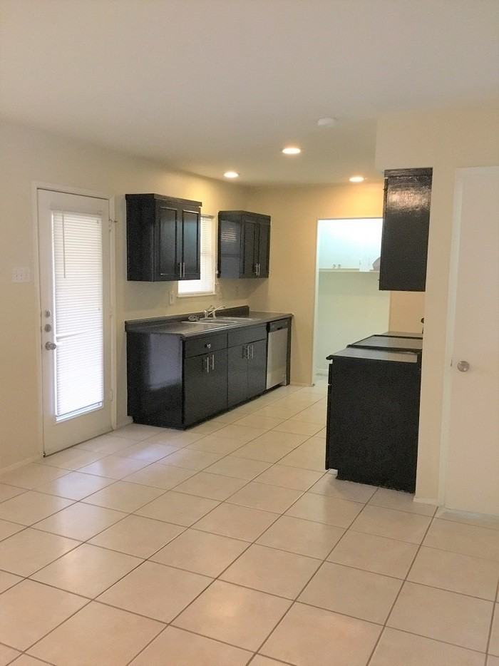 117 Cooper St - Photo 4 of 15