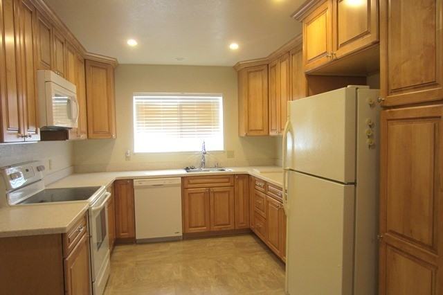 829 Rockwood Dr - Photo 2 of 8