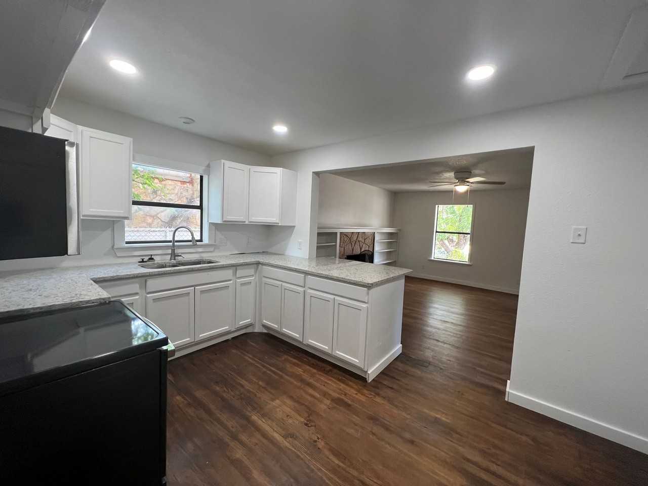 361 College Dr - Photo 5 of 17