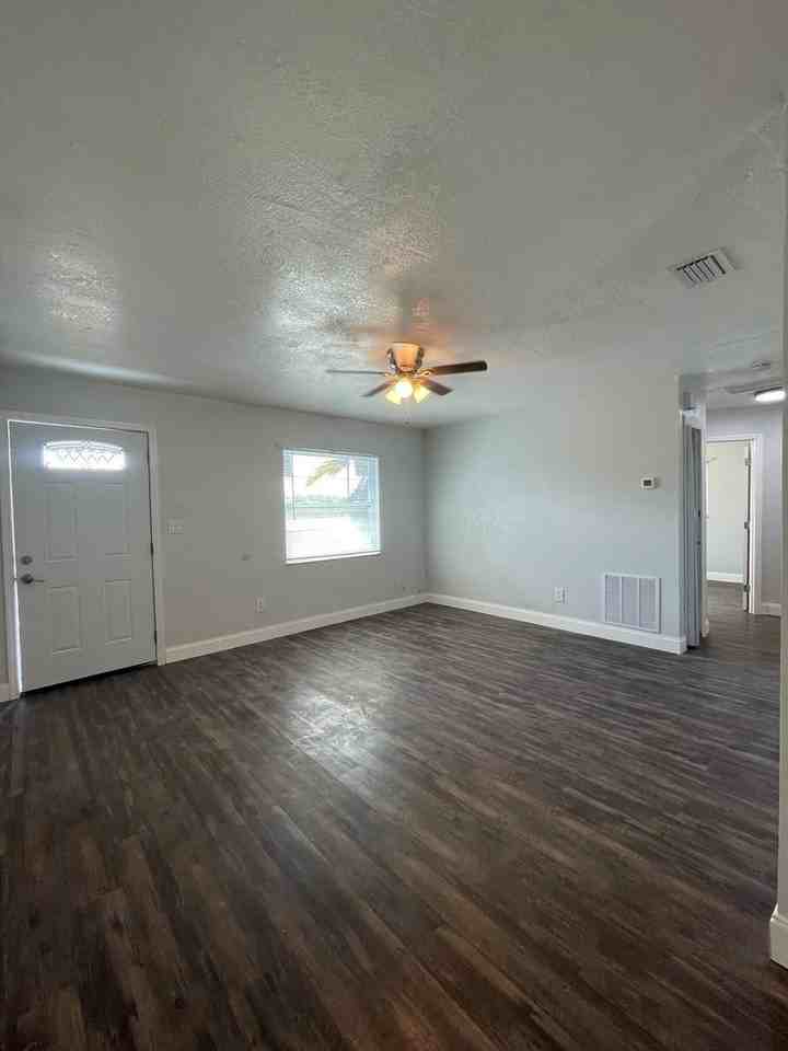 37831 Clinton Ave - Photo 4 of 12