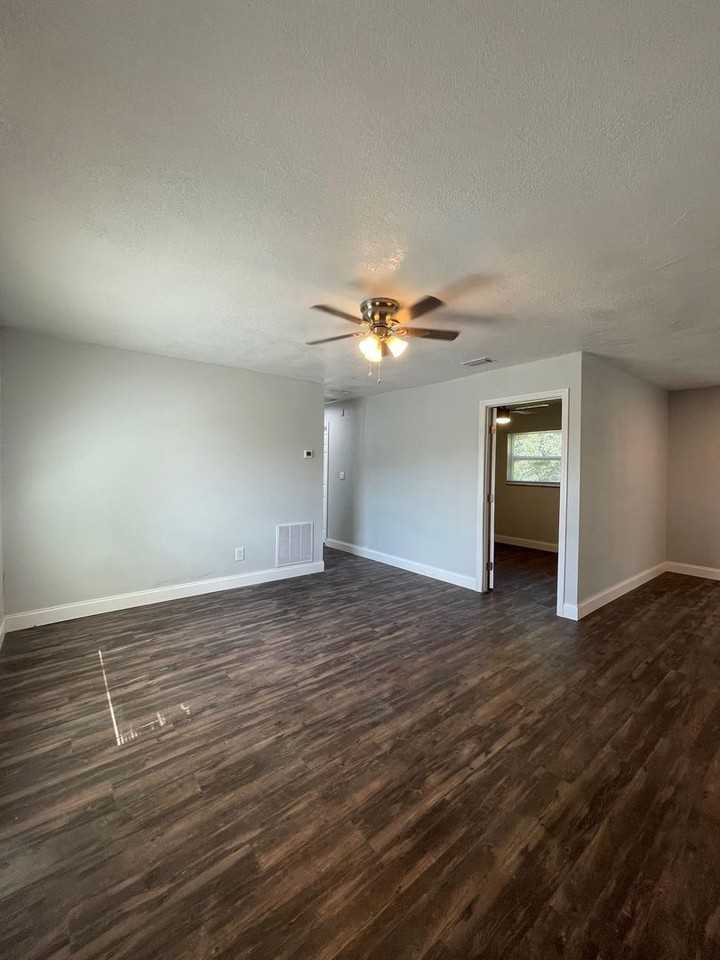 37831 Clinton Ave - Photo 5 of 12