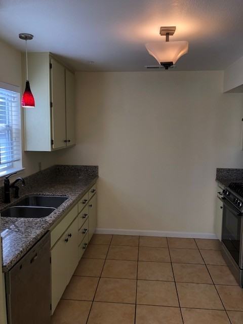 2835 Bowen St - Photo 7 of 31