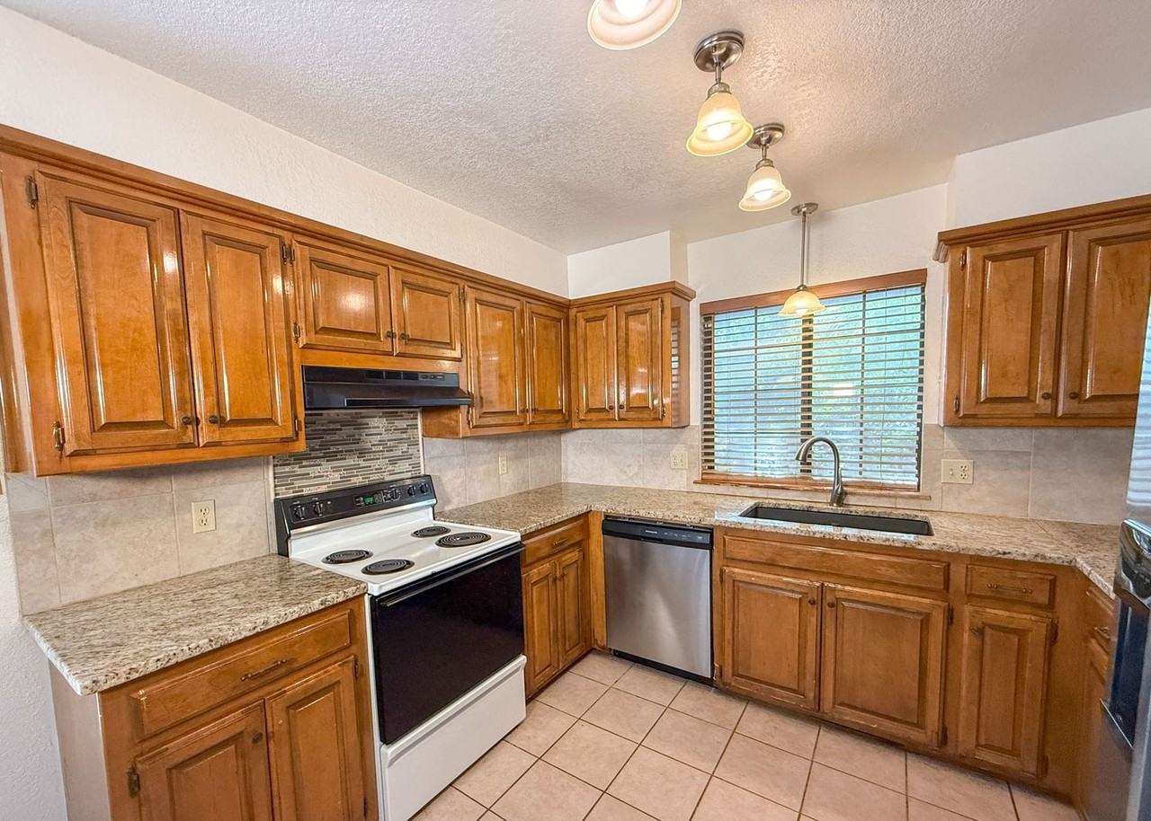 7019 N Spinnaker Ln - Photo 3 of 21