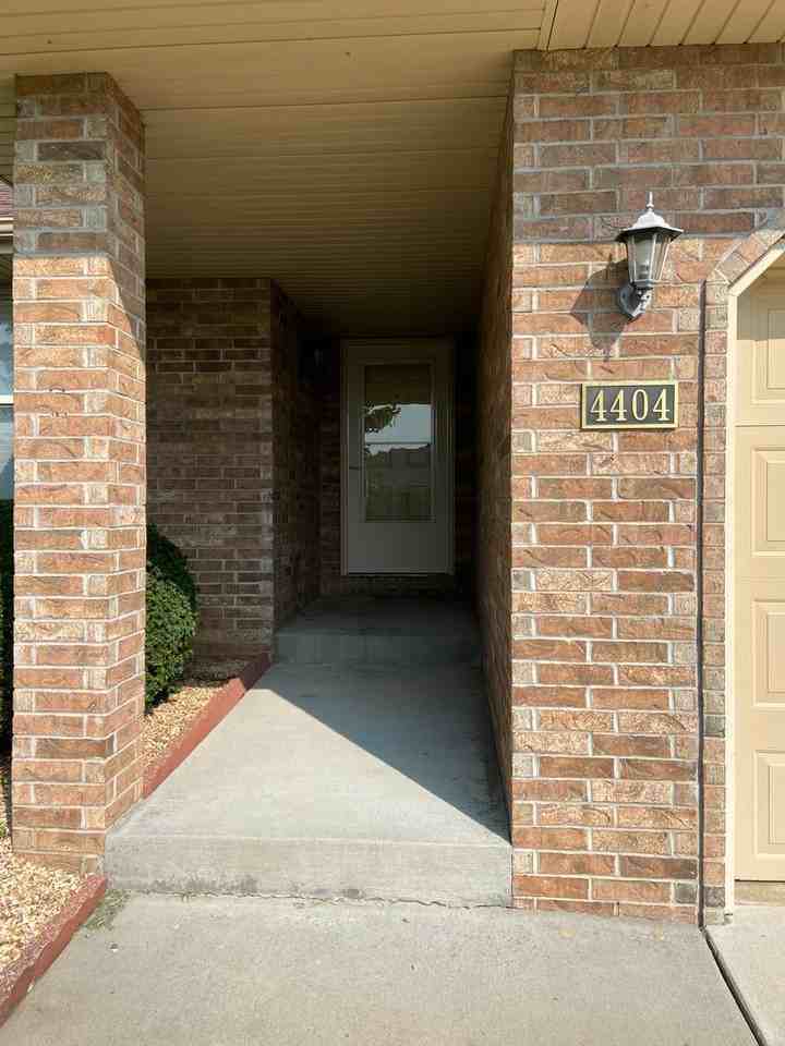 4404 S Hemlock Ave - Photo 2 of 16