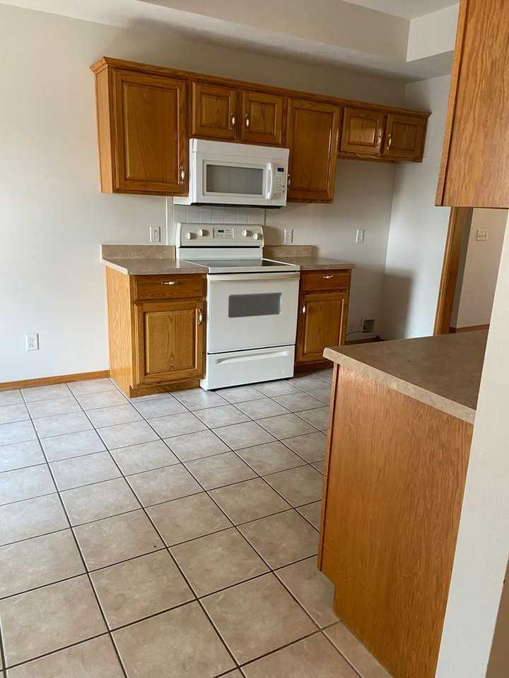 4404 S Hemlock Ave - Photo 4 of 16