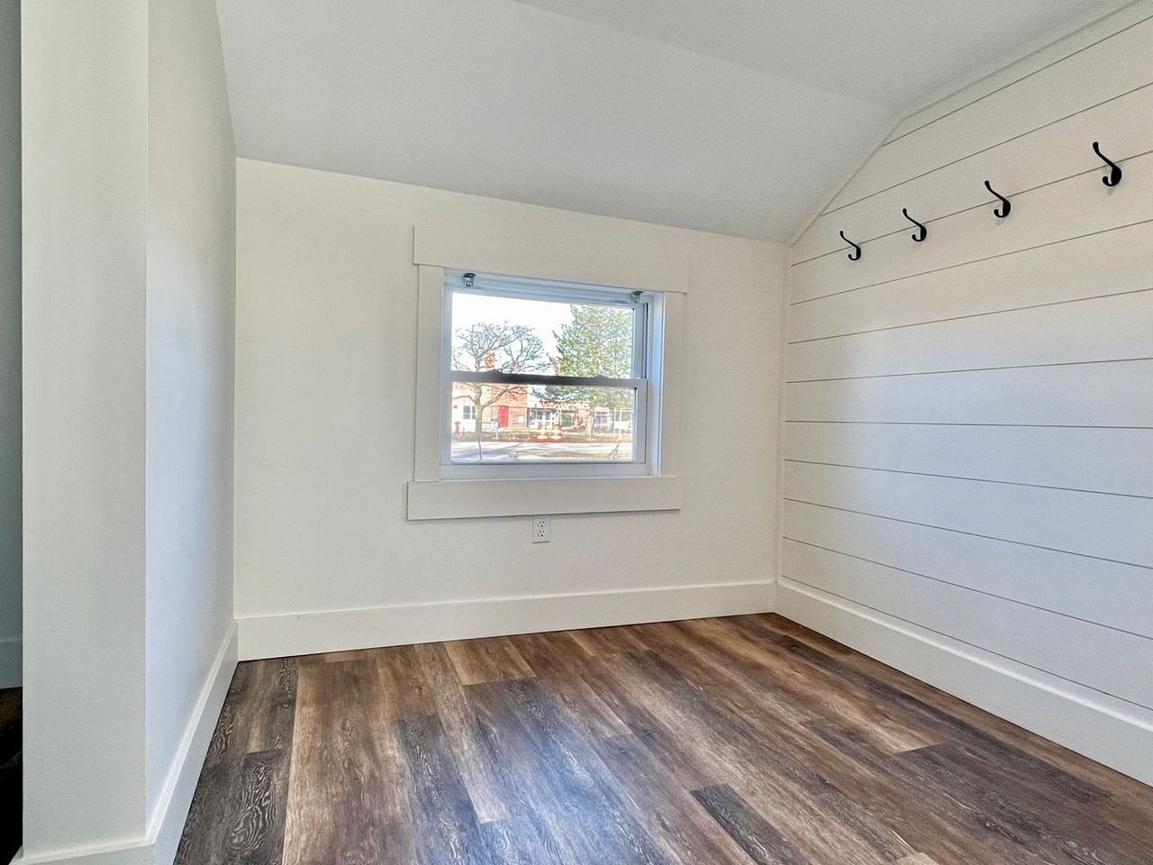 303 Meguzee Pt - Photo 5 of 26