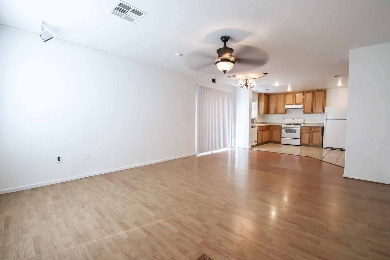 7204 Platinum Peak Ave - Photo 5 of 36