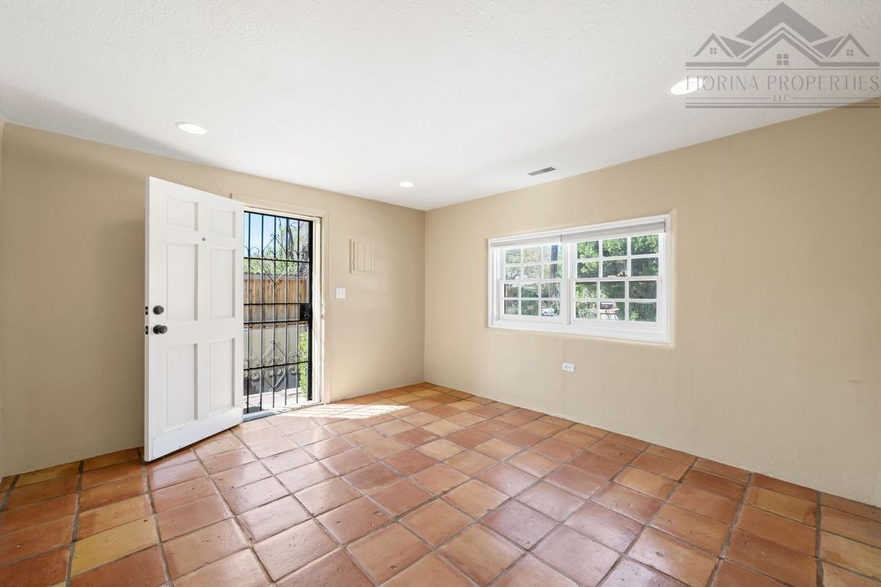 911 Don Juan St - Photo 2 of 32