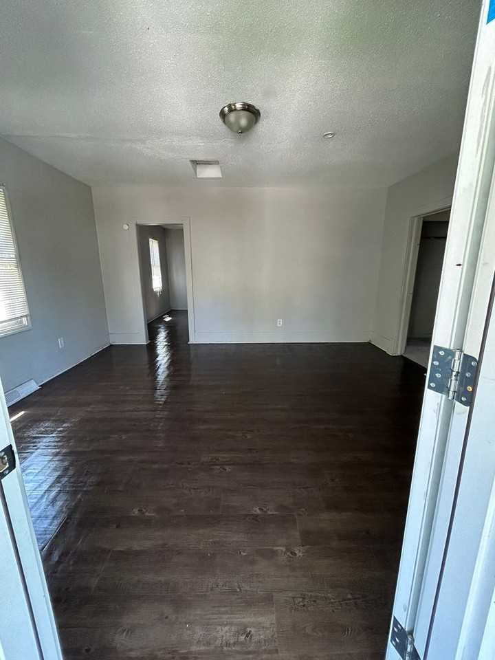 6011 E 11th St - Photo 2 of 11