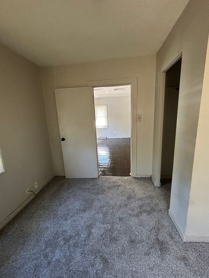 6011 E 11th St - Photo 3 of 11