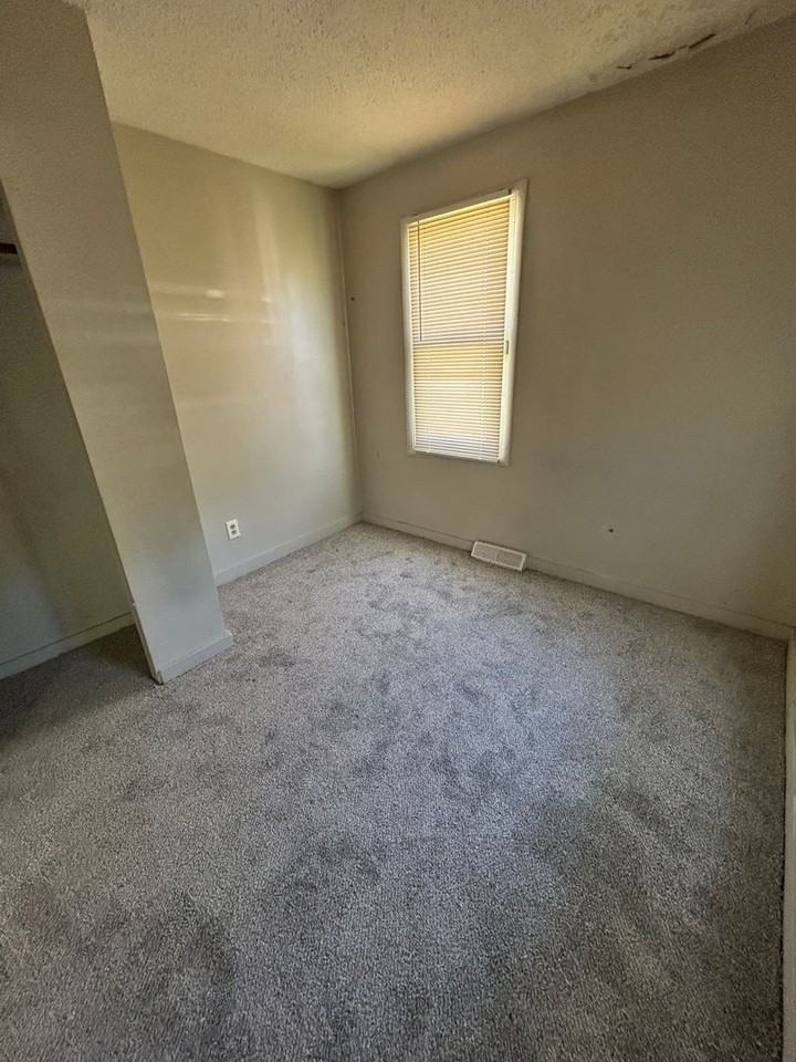 6011 E 11th St - Photo 4 of 11