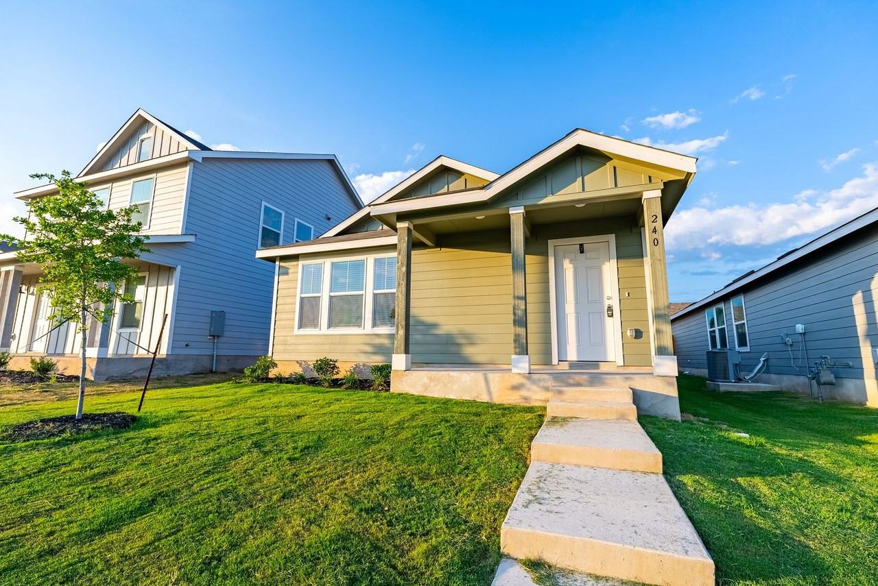 240 Sambre St - Photo 2 of 20