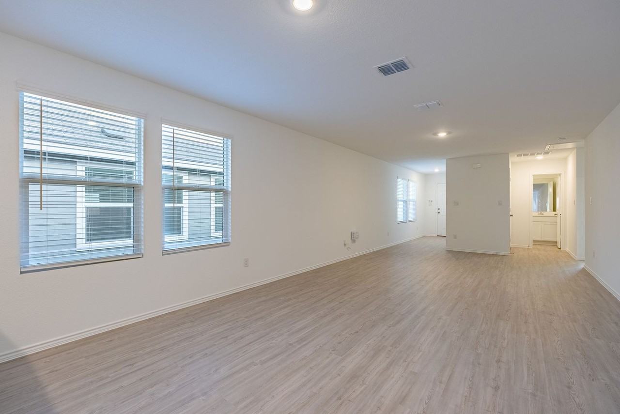 240 Sambre St - Photo 3 of 20