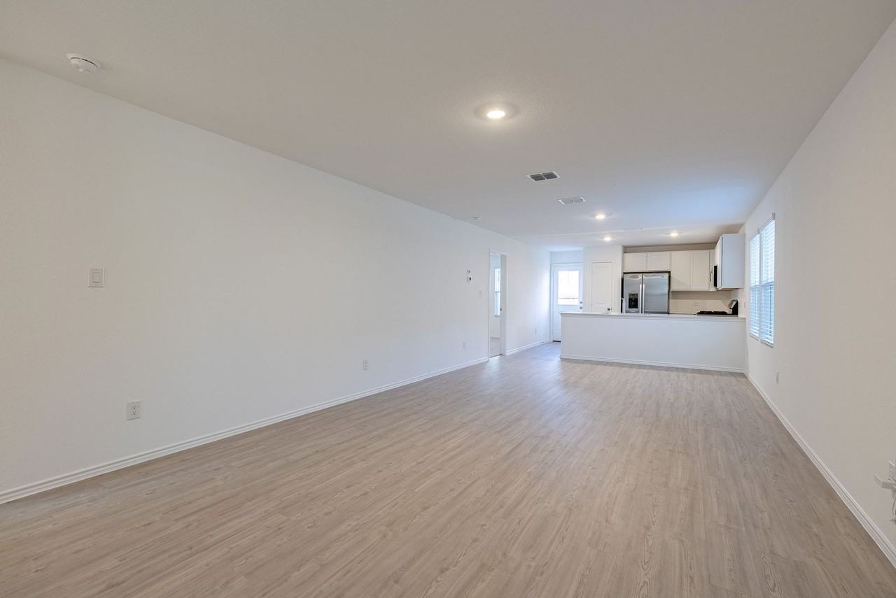 240 Sambre St - Photo 4 of 20