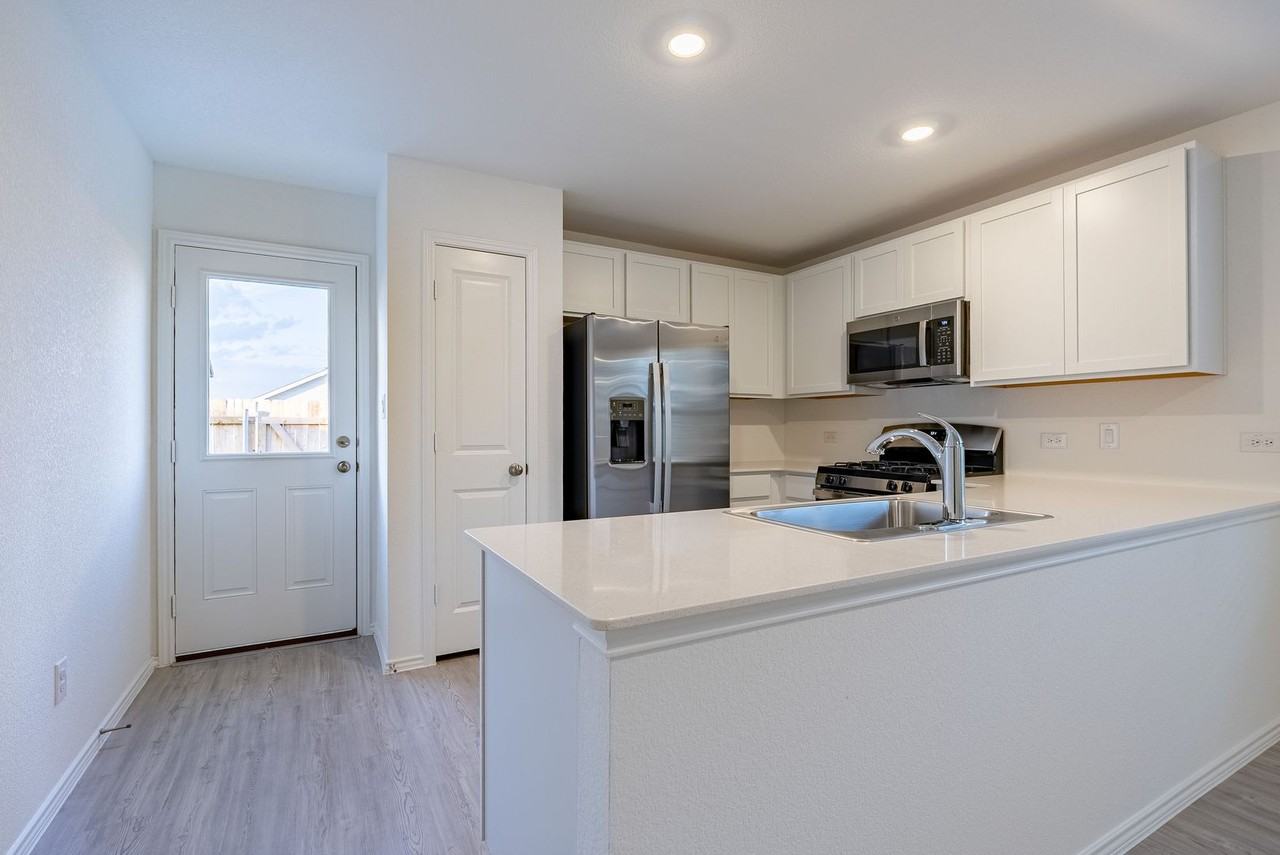 240 Sambre St - Photo 5 of 20