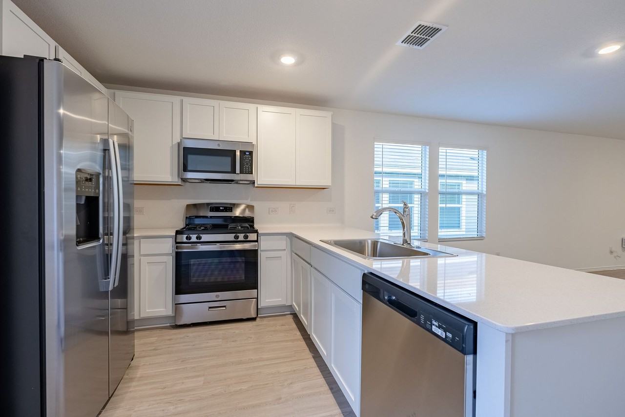 240 Sambre St - Photo 6 of 20