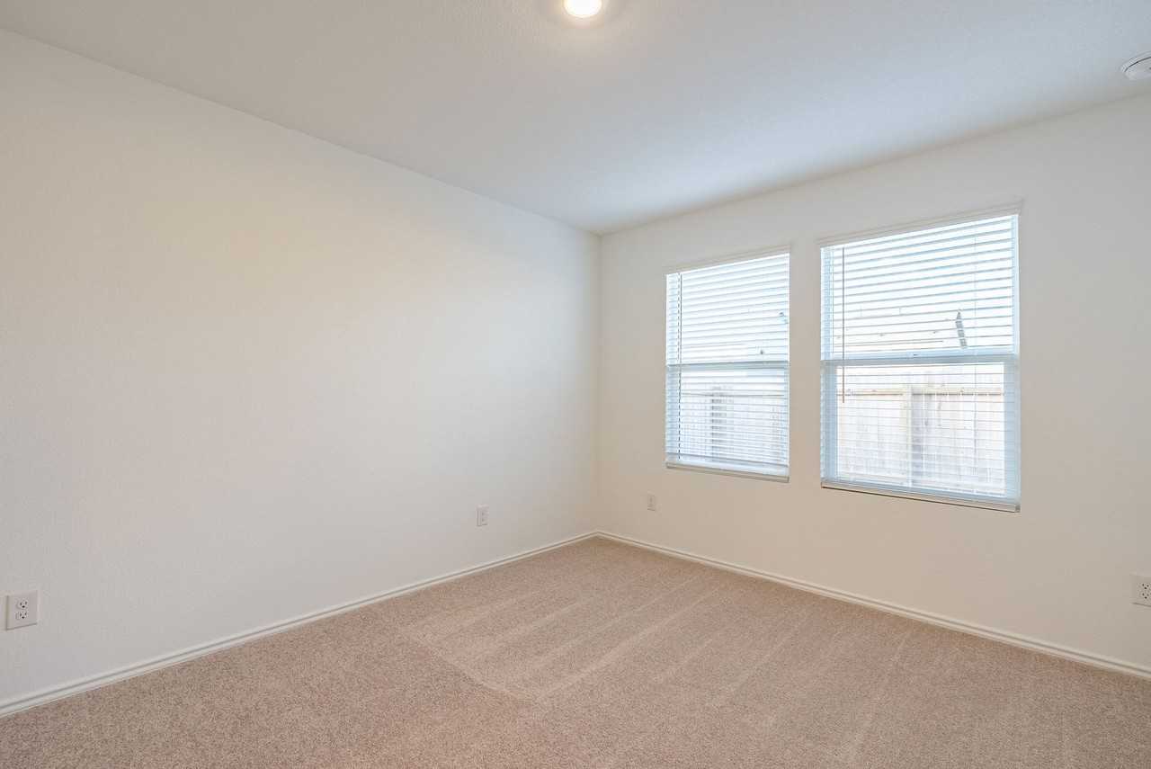 240 Sambre St - Photo 7 of 20