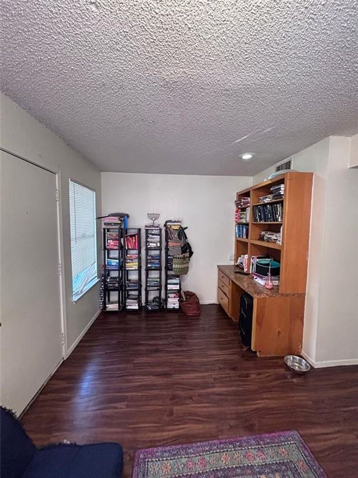 911 W 22nd 1/2 St #C - Photo 3 of 7