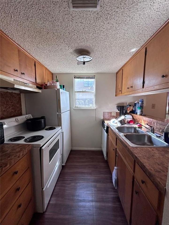 911 W 22nd 1/2 St #C - Photo 5 of 7