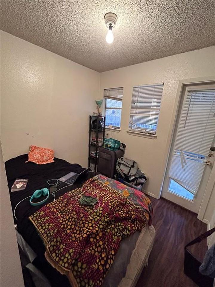 911 W 22nd 1/2 St #C - Photo 6 of 7