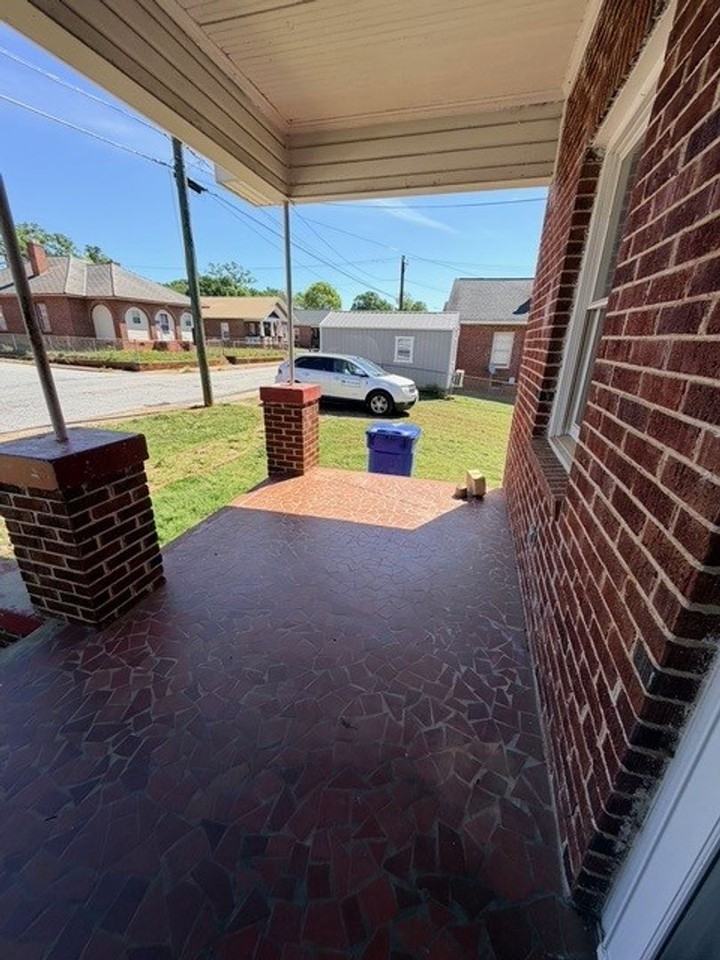 312 Sirrine St - Photo 2 of 13