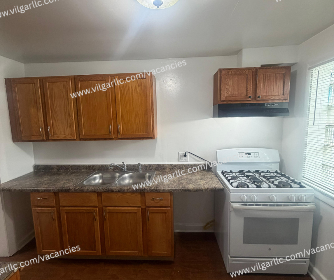 423 Lilac St - Photo 2 of 23